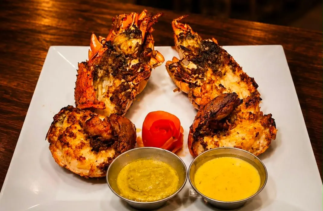 Demi-langoustes grillées aux épices servies avec deux sauces maison
