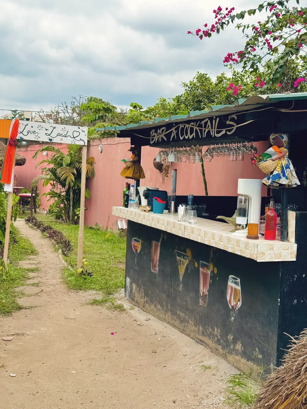 Comptoir du bar à cocktails en plein air, sous les bougainvilliers